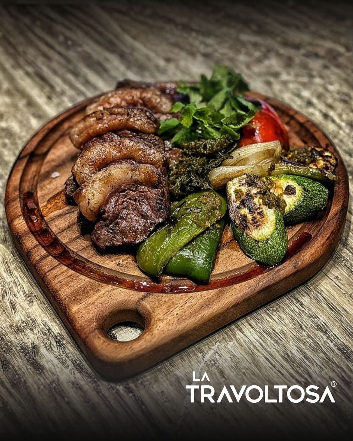Corte de carne con vegetales asados