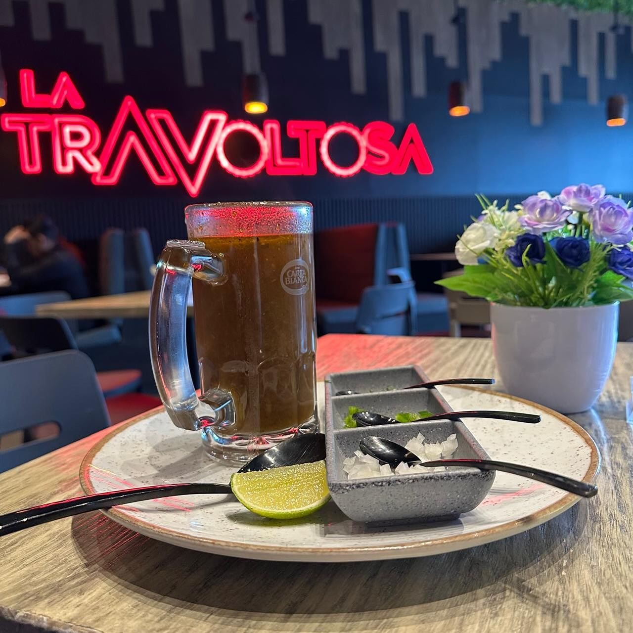 Cerveza en La Travoltosa