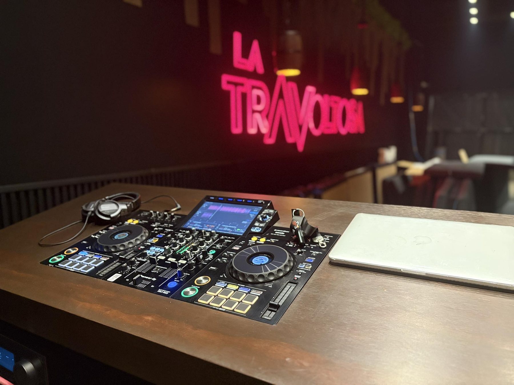 Cabina de DJ en La Travoltosa
