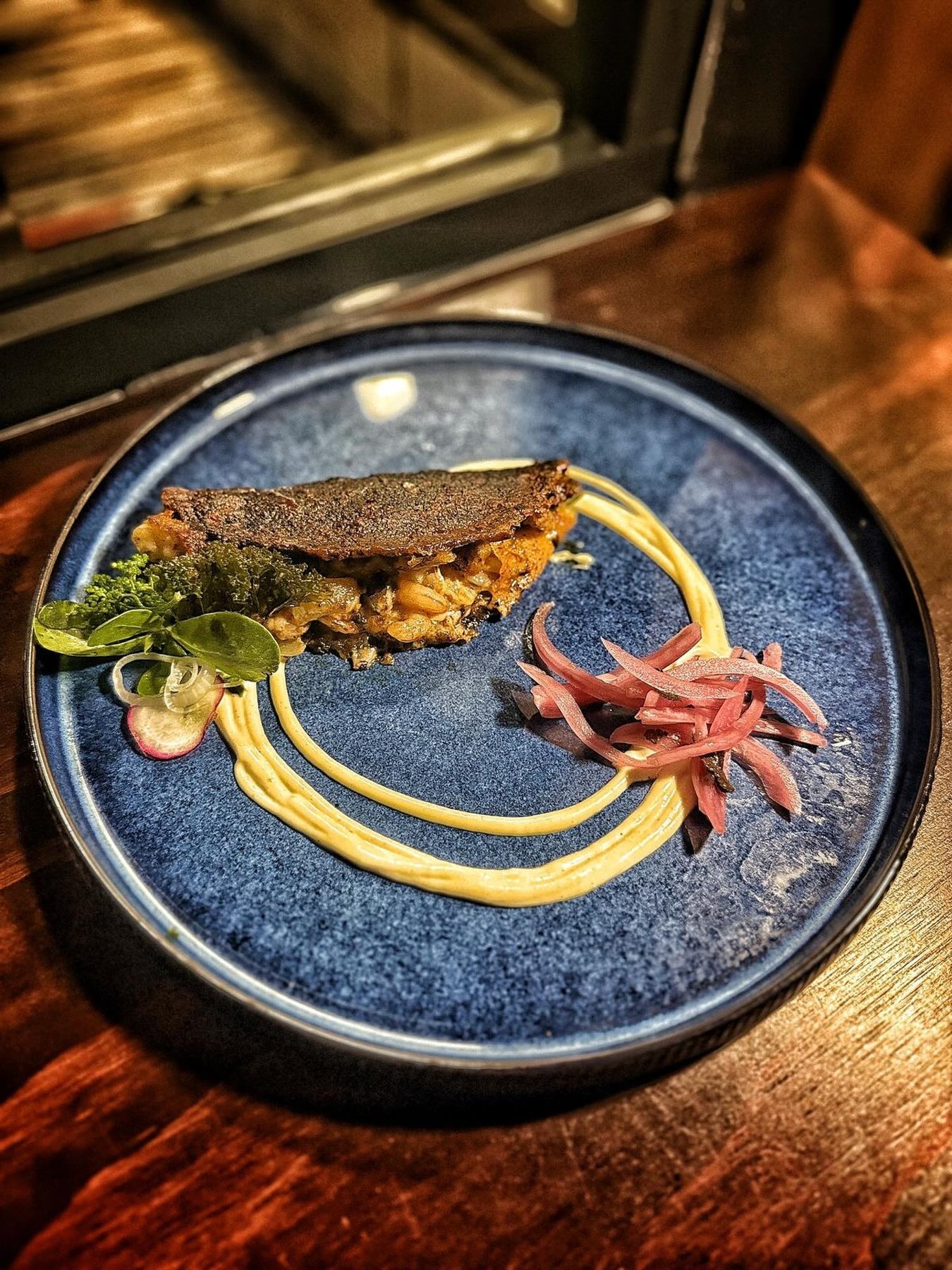 Platillo servido en plato azul