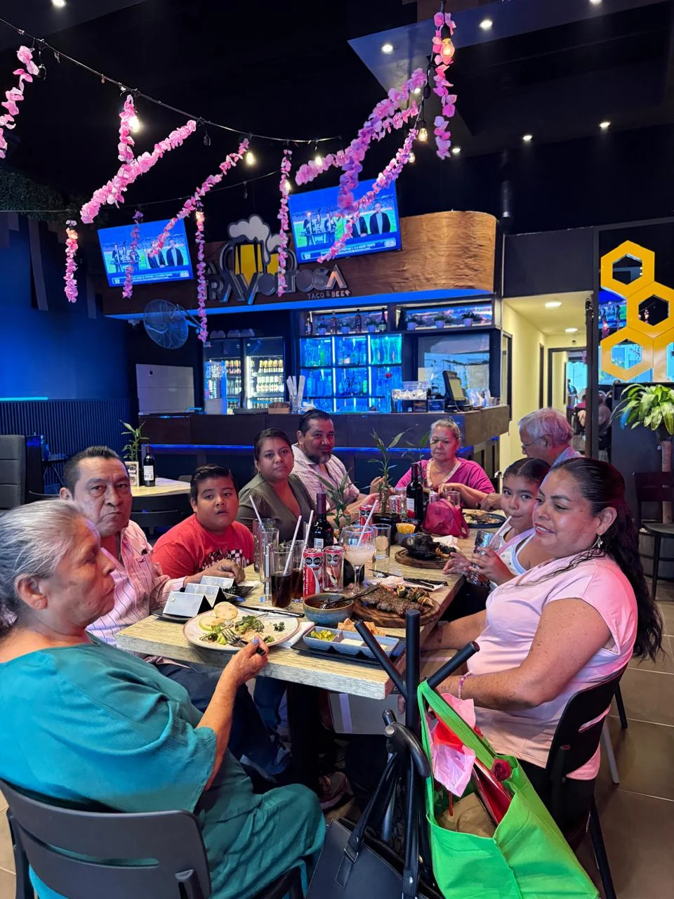 Familia disfrutando en La Travoltosa